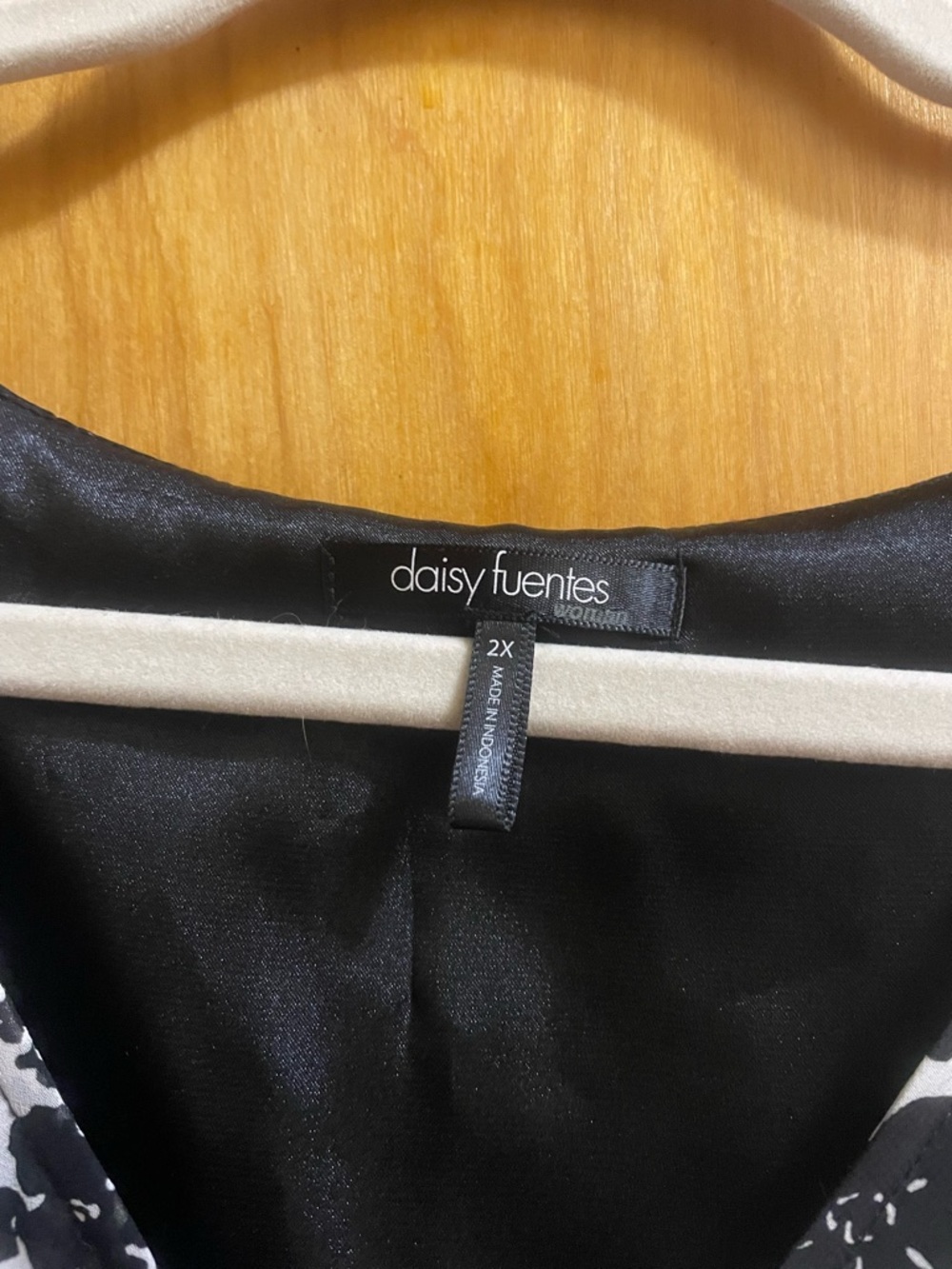 Daisy Fuentes Black & White Floral Draped V-Neck Sleeveless Wrap Top - Picture 9 of 10
